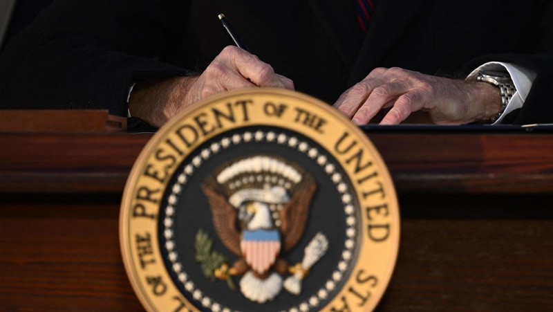 Presiden AS Joe Biden menandatangani Undang-Undang Penghormatan terhadap Perkawinan pada Hukum Selatan Gedung Putih di Washington, DC pada 13 Desember 2022. (AFP via Getty Images/BRENDAN SMIALOWSKI)