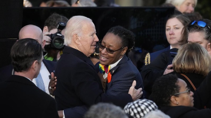 Presiden AS Joe Biden menandatangani Undang-Undang Penghormatan terhadap Perkawinan pada Hukum Selatan Gedung Putih di Washington, DC pada 13 Desember 2022. (AFP via Getty Images/BRENDAN SMIALOWSKI)