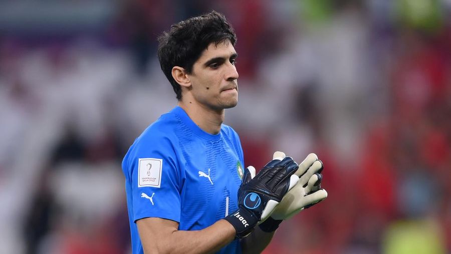 Reaksi Yassine Bounou dari Maroko sebelum pertandingan perempat final Piala Dunia FIFA Qatar 2022 antara Maroko dan Portugal di Stadion Al Thumama pada 10 Desember 2022 di Doha, Qatar. (Laurence Griffiths/Getty Images)