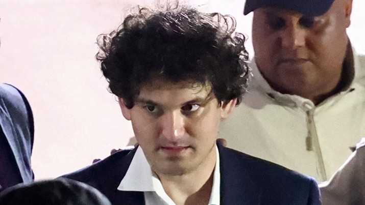 Sam Bankman-Fried, yang mendirikan dan memimpin FTX sampai krisis likuiditas memaksa pertukaran cryptocurrency untuk menyatakan kebangkrutan, dikawal keluar dari gedung Pengadilan Magistrate setelah penangkapannya, di Nassau, Bahamas 13 Desember 2022. (REUTERS/DANTE CARRER) Sam Bankman-Fried, yang mendirikan dan memimpin FTX sampai krisis likuiditas memaksa pertukaran cryptocurrency untuk menyatakan kebangkrutan, dikawal keluar dari gedung Pengadilan Magistrate setelah penangkapannya, di Nassau, Bahamas 13 Desember 2022. (REUTERS/DANTE CARRER)