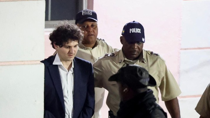 Sam Bankman-Fried, yang mendirikan dan memimpin FTX sampai krisis likuiditas memaksa pertukaran cryptocurrency untuk menyatakan kebangkrutan, dikawal keluar dari gedung Pengadilan Magistrate setelah penangkapannya, di Nassau, Bahamas 13 Desember 2022. (REUTERS/DANTE CARRER) Sam Bankman-Fried, yang mendirikan dan memimpin FTX sampai krisis likuiditas memaksa pertukaran cryptocurrency untuk menyatakan kebangkrutan, dikawal keluar dari gedung Pengadilan Magistrate setelah penangkapannya, di Nassau, Bahamas 13 Desember 2022. (REUTERS/DANTE CARRER)