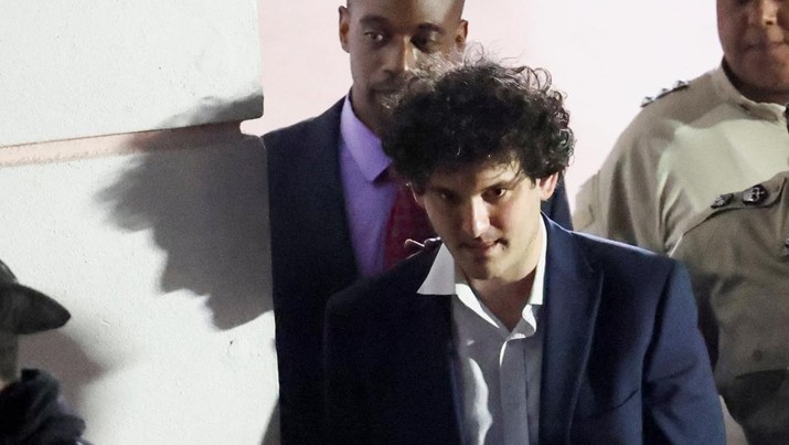 Sam Bankman-Fried, yang mendirikan dan memimpin FTX sampai krisis likuiditas memaksa pertukaran cryptocurrency untuk menyatakan kebangkrutan, dikawal keluar dari gedung Pengadilan Magistrate setelah penangkapannya, di Nassau, Bahamas 13 Desember 2022. (REUTERS/DANTE CARRER) Sam Bankman-Fried, yang mendirikan dan memimpin FTX sampai krisis likuiditas memaksa pertukaran cryptocurrency untuk menyatakan kebangkrutan, dikawal keluar dari gedung Pengadilan Magistrate setelah penangkapannya, di Nassau, Bahamas 13 Desember 2022. (REUTERS/DANTE CARRER)