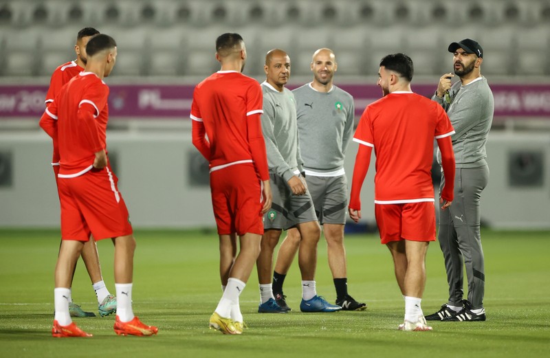 Kylian Mbappe dari Prancis mengoper bola saat Matteo Guendouzi bereaksi selama Sesi Latihan Prancis di Al Sadd SC pada 13 Desember 2022 di Doha, Qatar. (Mohamed Farag/Getty Images)