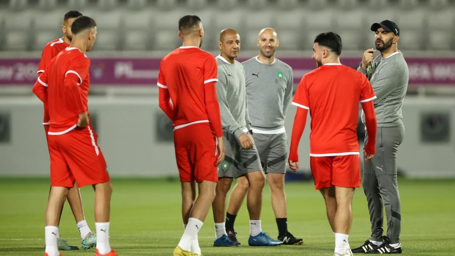 Kylian Mbappe dari Prancis mengoper bola saat Matteo Guendouzi bereaksi selama Sesi Latihan Prancis di Al Sadd SC pada 13 Desember 2022 di Doha, Qatar. (Mohamed Farag/Getty Images)