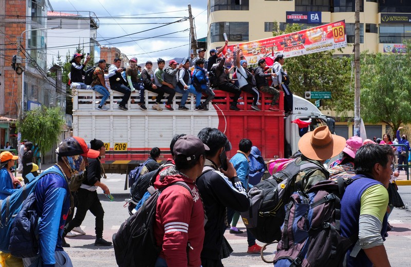 Anggota masyarakat adat dan petani mengambil bagian dalam pawai di Cuzco selama protes menuntut pembubaran Kongres dan mengadakan pemilihan demokratis daripada mengakui Dina Boluarte sebagai Presiden Peru, setelah penggulingan pemimpin Peru Pedro Castillo, di Cuzco, Peru Desember 14, 2022. (REUTERS/STRINGER)