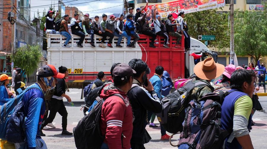 Anggota masyarakat adat dan petani mengambil bagian dalam pawai di Cuzco selama protes menuntut pembubaran Kongres dan mengadakan pemilihan demokratis daripada mengakui Dina Boluarte sebagai Presiden Peru, setelah penggulingan pemimpin Peru Pedro Castillo, di Cuzco, Peru Desember 14, 2022. (REUTERS/STRINGER)