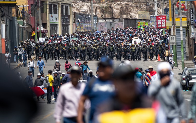 Anggota masyarakat adat dan petani mengambil bagian dalam pawai di Cuzco selama protes menuntut pembubaran Kongres dan mengadakan pemilihan demokratis daripada mengakui Dina Boluarte sebagai Presiden Peru, setelah penggulingan pemimpin Peru Pedro Castillo, di Cuzco, Peru Desember 14, 2022. (REUTERS/STRINGER)