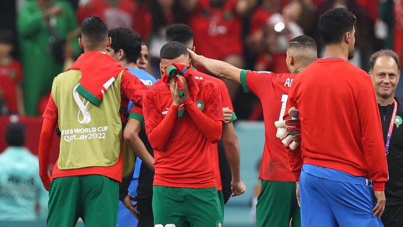 Pemain Maroko memberi isyarat pada akhir pertandingan semifinal Piala Dunia FIFA Qatar 2022 antara Prancis dan Maroko di Stadion Al Bayt pada 14 Desember 2022 di Al Khor, Qatar. (Ercin Erturk/Anadolu Agency via Getty Images)