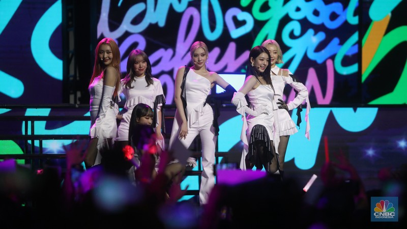 Grup Kpop Secret Number di acara ulang tahun Transmedia yang ke-21 di TSM Cibubur, Jakarta, Kamis (15/12/2022). (CNBC Indonesia/Andrean Kristianto)