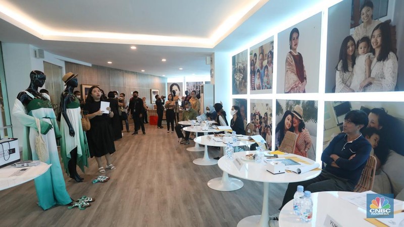Desainer muda yang mempresentasikan karya fashionnya dihadapan para juri dalam gelaran Indonesia Young Fashion Designer Competition, Jakarta, Kamis (15/12/2022). Ketua Umum Asosiasi Perancang Pengusaha Mode Indonesia (APPMI) Poppy Dharsono menjelaskan, hadirnya Indonesia Young Fashion Designer Competition karena APPMI ingin mencari talenta-talenta muda yang tersebar di seluruh Indonesia, khususnya yang sudah memiliki pendidikan fashion. (CNBC Indonesia/ Andrean Kristianto)