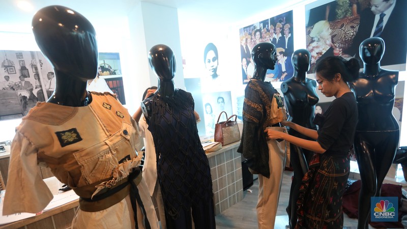 Desainer muda yang mempresentasikan karya fashionnya dihadapan para juri dalam gelaran Indonesia Young Fashion Designer Competition, Jakarta, Kamis (15/12/2022). Ketua Umum Asosiasi Perancang Pengusaha Mode Indonesia (APPMI) Poppy Dharsono menjelaskan, hadirnya Indonesia Young Fashion Designer Competition karena APPMI ingin mencari talenta-talenta muda yang tersebar di seluruh Indonesia, khususnya yang sudah memiliki pendidikan fashion. (CNBC Indonesia/ Andrean Kristianto)