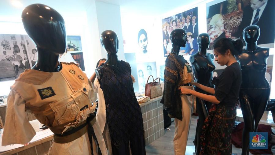 Desainer muda yang mempresentasikan karya fashionnya dihadapan para juri dalam gelaran Indonesia Young Fashion Designer Competition, Jakarta, Kamis (15/12/2022). Ketua Umum Asosiasi Perancang Pengusaha Mode Indonesia (APPMI) Poppy Dharsono menjelaskan, hadirnya Indonesia Young Fashion Designer Competition karena APPMI ingin mencari talenta-talenta muda yang tersebar di seluruh Indonesia, khususnya yang sudah memiliki pendidikan fashion. (CNBC Indonesia/ Andrean Kristianto)