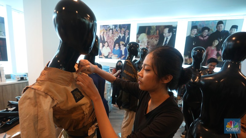 Indonesia Young Fashion Designer Competition Desainer muda yang mempresentasikan karya fashionnya dihadapan para juri dalam gelaran Indonesia Young Fashion Designer Competition, Jakarta, Kamis (15/12/2022). Ketua Umum Asosiasi Perancang Pengusaha Mode Indonesia (APPMI) Poppy Dharsono menjelaskan, hadirnya Indonesia Young Fashion Designer Competition karena APPMI ingin mencari talenta-talenta muda yang tersebar di seluruh Indonesia, khususnya yang sudah memiliki pendidikan fashion. (CNBC Indonesia/ Andrean Kristianto)