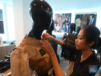 Aksi Desainer Muda Unjuk Bakat Ciptakan Karya Fesyen Baru