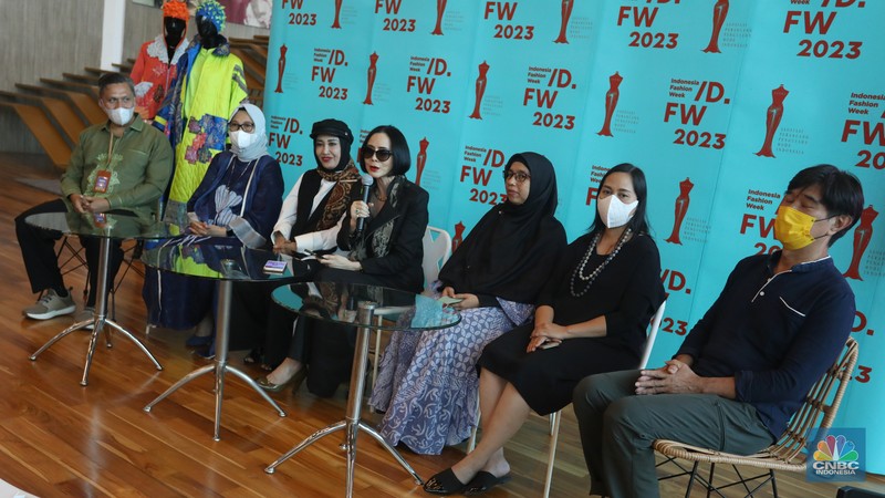 Desainer muda yang mempresentasikan karya fashionnya dihadapan para juri dalam gelaran Indonesia Young Fashion Designer Competition, Jakarta, Kamis (15/12/2022). Ketua Umum Asosiasi Perancang Pengusaha Mode Indonesia (APPMI) Poppy Dharsono menjelaskan, hadirnya Indonesia Young Fashion Designer Competition karena APPMI ingin mencari talenta-talenta muda yang tersebar di seluruh Indonesia, khususnya yang sudah memiliki pendidikan fashion. (CNBC Indonesia/ Andrean Kristianto)