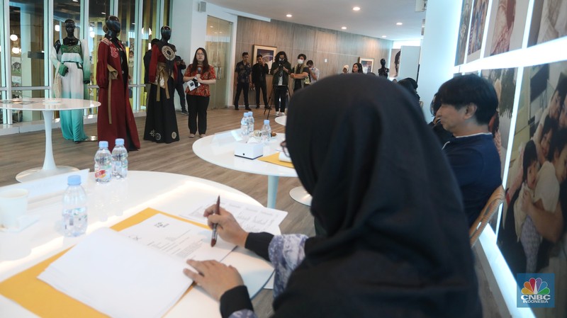 Desainer muda yang mempresentasikan karya fashionnya dihadapan para juri dalam gelaran Indonesia Young Fashion Designer Competition, Jakarta, Kamis (15/12/2022). Ketua Umum Asosiasi Perancang Pengusaha Mode Indonesia (APPMI) Poppy Dharsono menjelaskan, hadirnya Indonesia Young Fashion Designer Competition karena APPMI ingin mencari talenta-talenta muda yang tersebar di seluruh Indonesia, khususnya yang sudah memiliki pendidikan fashion. (CNBC Indonesia/ Andrean Kristianto)
