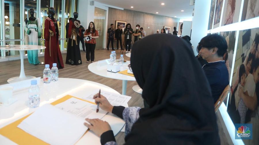 Desainer muda yang mempresentasikan karya fashionnya dihadapan para juri dalam gelaran Indonesia Young Fashion Designer Competition, Jakarta, Kamis (15/12/2022). Ketua Umum Asosiasi Perancang Pengusaha Mode Indonesia (APPMI) Poppy Dharsono menjelaskan, hadirnya Indonesia Young Fashion Designer Competition karena APPMI ingin mencari talenta-talenta muda yang tersebar di seluruh Indonesia, khususnya yang sudah memiliki pendidikan fashion. (CNBC Indonesia/ Andrean Kristianto)
