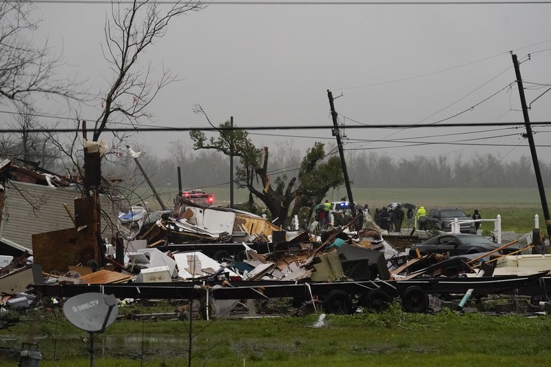 Seorang karyawan Atmos Energy memeriksa saluran gas setelah tornado merobek area di Killona, La., Sekitar 30 mil sebelah barat New Orleans di St. James Parish, Rabu, 14 Desember 2022. (AP Photo/Gerald Herbert)