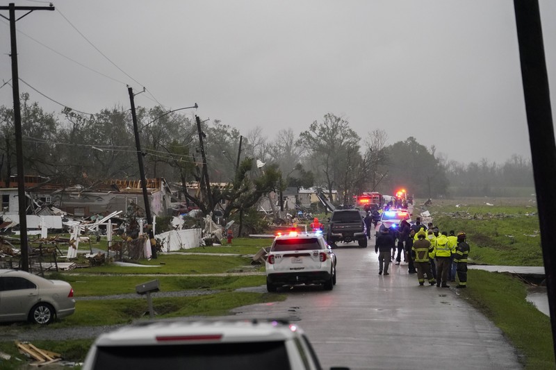Seorang karyawan Atmos Energy memeriksa saluran gas setelah tornado merobek area di Killona, La., Sekitar 30 mil sebelah barat New Orleans di St. James Parish, Rabu, 14 Desember 2022. Seorang karyawan Atmos Energy memeriksa saluran gas setelah tornado merobek area di Killona, La., Sekitar 30 mil sebelah barat New Orleans di St. James Parish, Rabu, 14 Desember 2022. (AP Photo/Gerald Herbert)