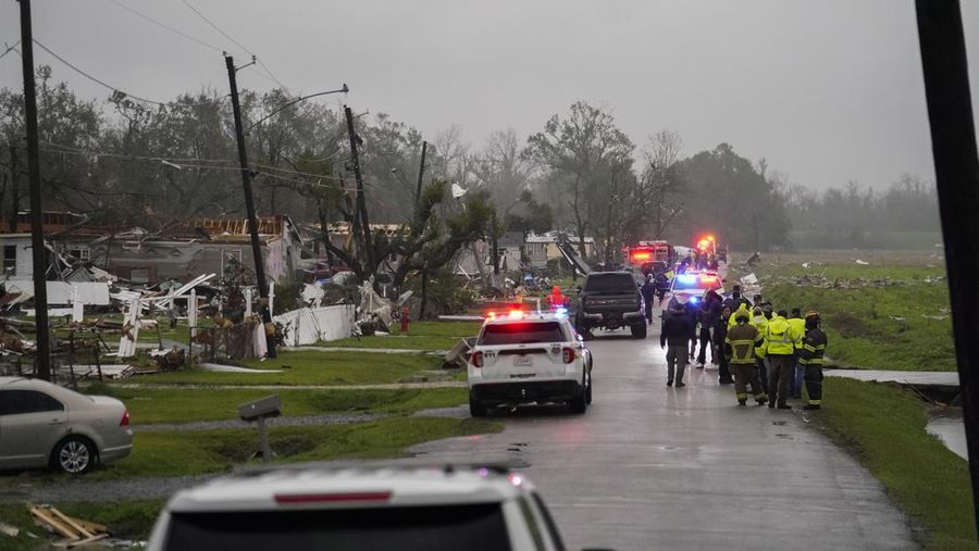 Seorang karyawan Atmos Energy memeriksa saluran gas setelah tornado merobek area di Killona, La., Sekitar 30 mil sebelah barat New Orleans di St. James Parish, Rabu, 14 Desember 2022. (AP Photo/Gerald Herbert)