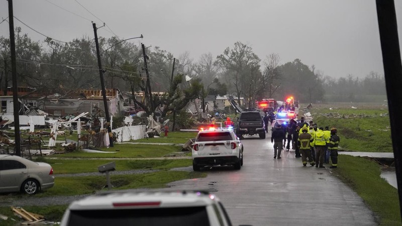 Seorang karyawan Atmos Energy memeriksa saluran gas setelah tornado merobek area di Killona, La., Sekitar 30 mil sebelah barat New Orleans di St. James Parish, Rabu, 14 Desember 2022. (AP Photo/Gerald Herbert)