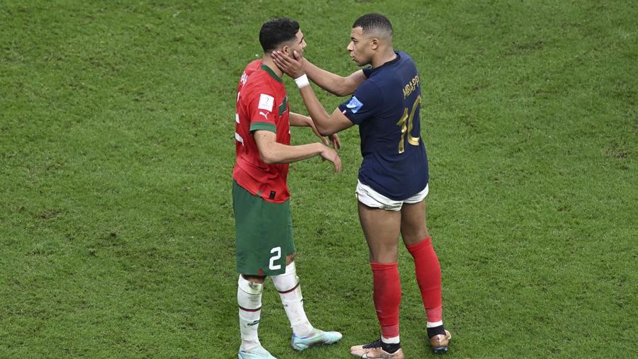 Kylian Mbappe dari Prancis dan Achraf Hakimi dari Maroko saling menyapa setelah Prancis memenangkan pertandingan semifinal Piala Dunia FIFA Qatar 2022 melawan Maroko di Stadion Al Bayt pada 14 Desember 2022 di Al Khor, Qatar. Prancis mengalahkan Maro
