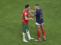 Kylian Mbappe dari Prancis dan Achraf Hakimi dari Maroko saling menyapa setelah Prancis memenangkan pertandingan semifinal Piala Dunia FIFA Qatar 2022 melawan Maroko di Stadion Al Bayt pada 14 Desember 2022 di Al Khor, Qatar. Prancis mengalahkan Maro