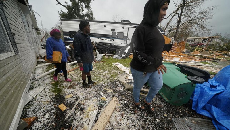 Seorang karyawan Atmos Energy memeriksa saluran gas setelah tornado merobek area di Killona, La., Sekitar 30 mil sebelah barat New Orleans di St. James Parish, Rabu, 14 Desember 2022. (AP Photo/Gerald Herbert)