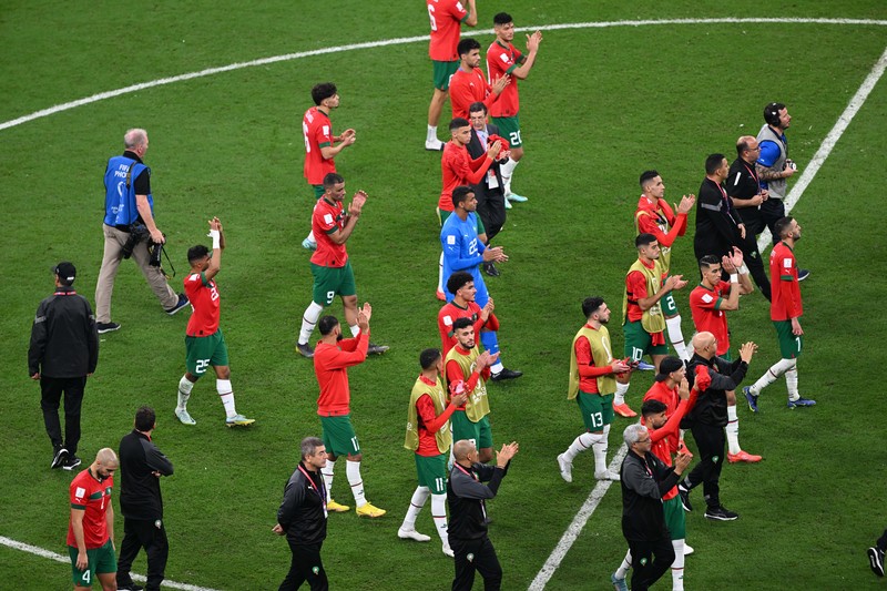 Pemain Maroko memberi isyarat pada akhir pertandingan semifinal Piala Dunia FIFA Qatar 2022 antara Prancis dan Maroko di Stadion Al Bayt pada 14 Desember 2022 di Al Khor, Qatar. (Ercin Erturk/Anadolu Agency via Getty Images)
