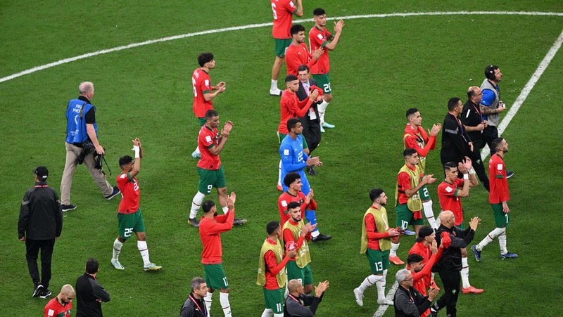 Pemain Maroko memberi isyarat pada akhir pertandingan semifinal Piala Dunia FIFA Qatar 2022 antara Prancis dan Maroko di Stadion Al Bayt pada 14 Desember 2022 di Al Khor, Qatar. (Ercin Erturk/Anadolu Agency via Getty Images)