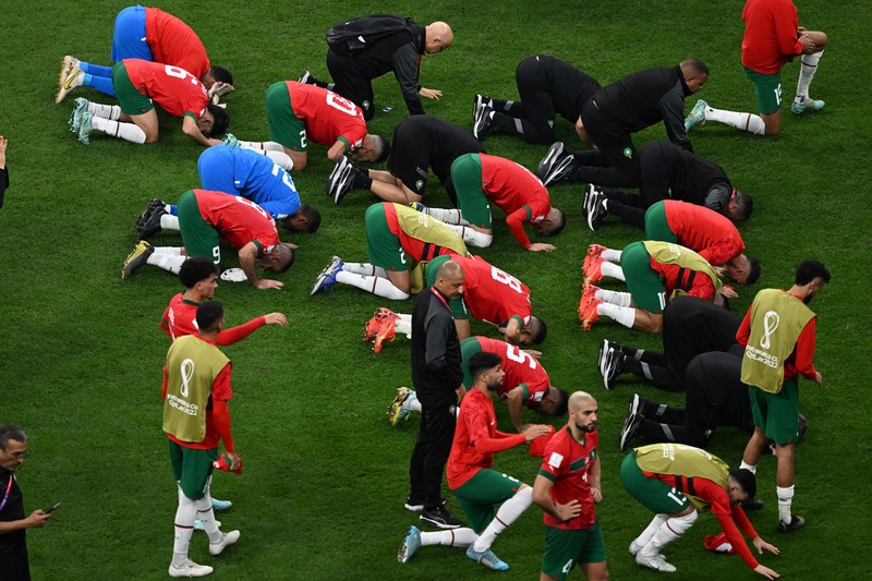 Pemain Maroko memberi isyarat pada akhir pertandingan semifinal Piala Dunia FIFA Qatar 2022 antara Prancis dan Maroko di Stadion Al Bayt pada 14 Desember 2022 di Al Khor, Qatar. (Ercin Erturk/Anadolu Agency via Getty Images)