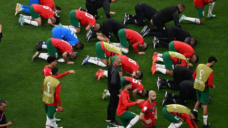 Pemain Maroko memberi isyarat pada akhir pertandingan semifinal Piala Dunia FIFA Qatar 2022 antara Prancis dan Maroko di Stadion Al Bayt pada 14 Desember 2022 di Al Khor, Qatar. (Ercin Erturk/Anadolu Agency via Getty Images)