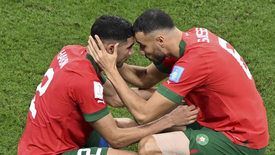 Pemain Maroko memberi isyarat pada akhir pertandingan semifinal Piala Dunia FIFA Qatar 2022 antara Prancis dan Maroko di Stadion Al Bayt pada 14 Desember 2022 di Al Khor, Qatar. (Ercin Erturk/Anadolu Agency via Getty Images)
