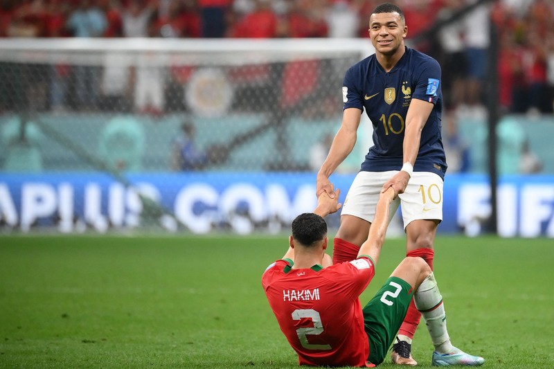 Pemain Maroko memberi isyarat pada akhir pertandingan semifinal Piala Dunia FIFA Qatar 2022 antara Prancis dan Maroko di Stadion Al Bayt pada 14 Desember 2022 di Al Khor, Qatar. (Ercin Erturk/Anadolu Agency via Getty Images)
