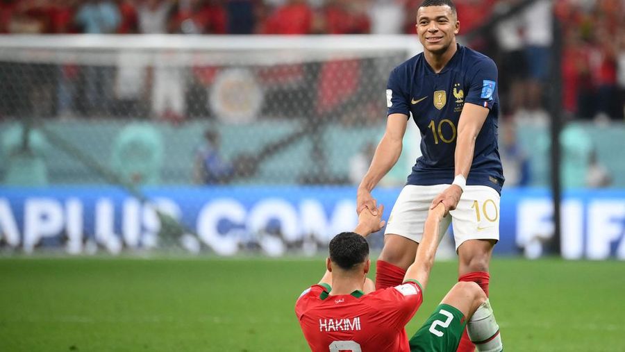 Pemain Maroko memberi isyarat pada akhir pertandingan semifinal Piala Dunia FIFA Qatar 2022 antara Prancis dan Maroko di Stadion Al Bayt pada 14 Desember 2022 di Al Khor, Qatar. (Ercin Erturk/Anadolu Agency via Getty Images)