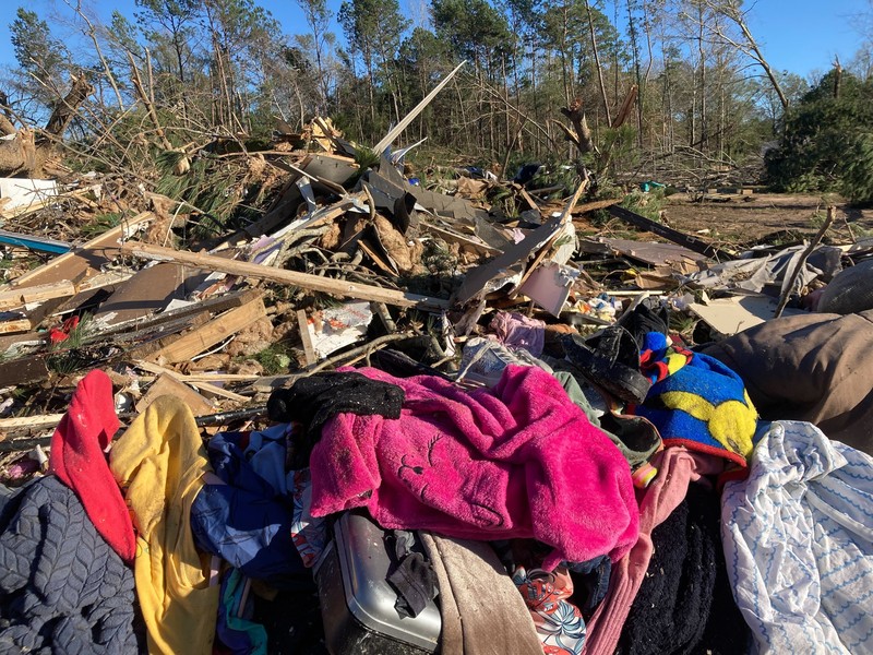 Seorang karyawan Atmos Energy memeriksa saluran gas setelah tornado merobek area di Killona, La., Sekitar 30 mil sebelah barat New Orleans di St. James Parish, Rabu, 14 Desember 2022. Seorang karyawan Atmos Energy memeriksa saluran gas setelah tornado merobek area di Killona, La., Sekitar 30 mil sebelah barat New Orleans di St. James Parish, Rabu, 14 Desember 2022. (AP Photo/Gerald Herbert)
