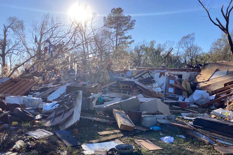 Seorang karyawan Atmos Energy memeriksa saluran gas setelah tornado merobek area di Killona, La., Sekitar 30 mil sebelah barat New Orleans di St. James Parish, Rabu, 14 Desember 2022. (AP Photo/Gerald Herbert)