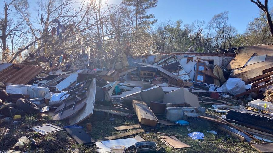 Seorang karyawan Atmos Energy memeriksa saluran gas setelah tornado merobek area di Killona, La., Sekitar 30 mil sebelah barat New Orleans di St. James Parish, Rabu, 14 Desember 2022. (AP Photo/Gerald Herbert)