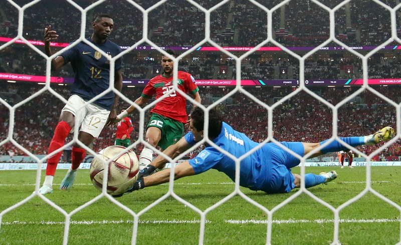 Pemain Maroko memberi isyarat pada akhir pertandingan semifinal Piala Dunia FIFA Qatar 2022 antara Prancis dan Maroko di Stadion Al Bayt pada 14 Desember 2022 di Al Khor, Qatar. (Ercin Erturk/Anadolu Agency via Getty Images)