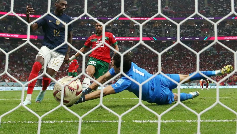 Pemain Maroko memberi isyarat pada akhir pertandingan semifinal Piala Dunia FIFA Qatar 2022 antara Prancis dan Maroko di Stadion Al Bayt pada 14 Desember 2022 di Al Khor, Qatar. (Ercin Erturk/Anadolu Agency via Getty Images)