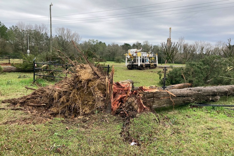 Seorang karyawan Atmos Energy memeriksa saluran gas setelah tornado merobek area di Killona, La., Sekitar 30 mil sebelah barat New Orleans di St. James Parish, Rabu, 14 Desember 2022. Seorang karyawan Atmos Energy memeriksa saluran gas setelah tornado merobek area di Killona, La., Sekitar 30 mil sebelah barat New Orleans di St. James Parish, Rabu, 14 Desember 2022. (AP Photo/Gerald Herbert)