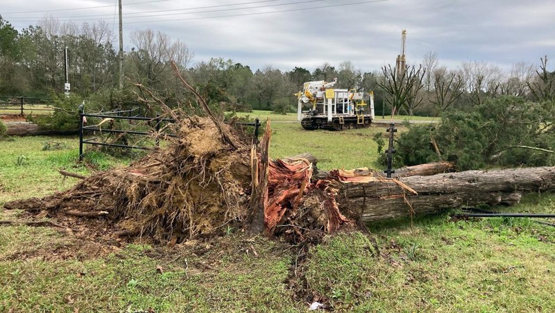 Seorang karyawan Atmos Energy memeriksa saluran gas setelah tornado merobek area di Killona, La., Sekitar 30 mil sebelah barat New Orleans di St. James Parish, Rabu, 14 Desember 2022. (AP Photo/Gerald Herbert)