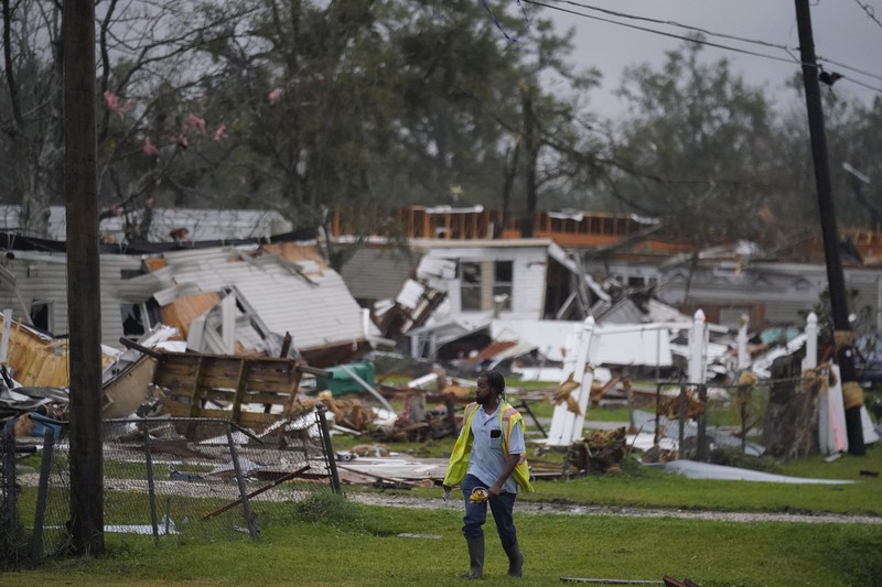 Seorang karyawan Atmos Energy memeriksa saluran gas setelah tornado merobek area di Killona, La., Sekitar 30 mil sebelah barat New Orleans di St. James Parish, Rabu, 14 Desember 2022. Seorang karyawan Atmos Energy memeriksa saluran gas setelah tornado merobek area di Killona, La., Sekitar 30 mil sebelah barat New Orleans di St. James Parish, Rabu, 14 Desember 2022. (AP Photo/Gerald Herbert)