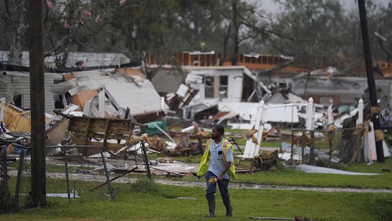 Seorang karyawan Atmos Energy memeriksa saluran gas setelah tornado merobek area di Killona, La., Sekitar 30 mil sebelah barat New Orleans di St. James Parish, Rabu, 14 Desember 2022. (AP Photo/Gerald Herbert)