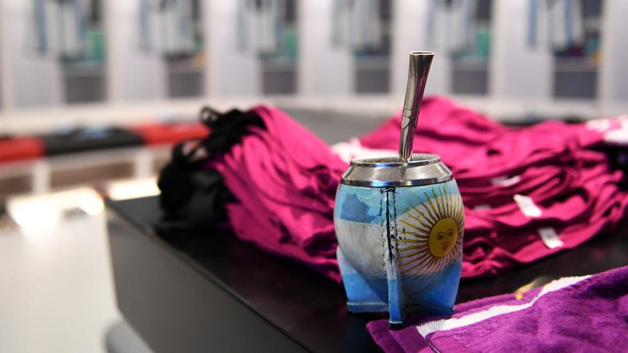 Seragam yerba mate terlihat di ruang ganti Argentina sebelum pertandingan babak 16 besar Piala Dunia Qatar 2022 antara Argentina dan Australia di Stadion Ahmad Bin Ali pada 03 Desember 2022 di Doha, Qatar. (David Ramos - FIFA/FIFA via Getty Images)