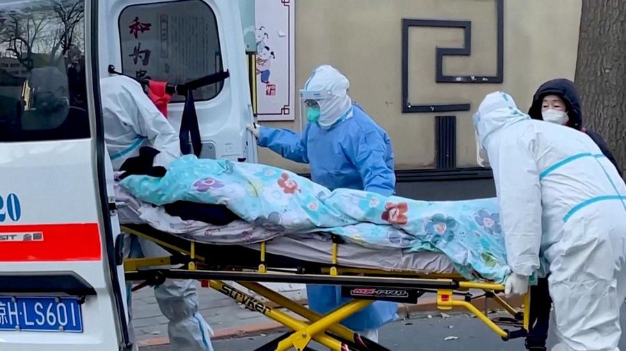 Staf medis membawa seorang pasien ke klinik demam di Rumah Sakit Chaoyang di Beijing, Cina. (REUTERS/REUTERS TV)