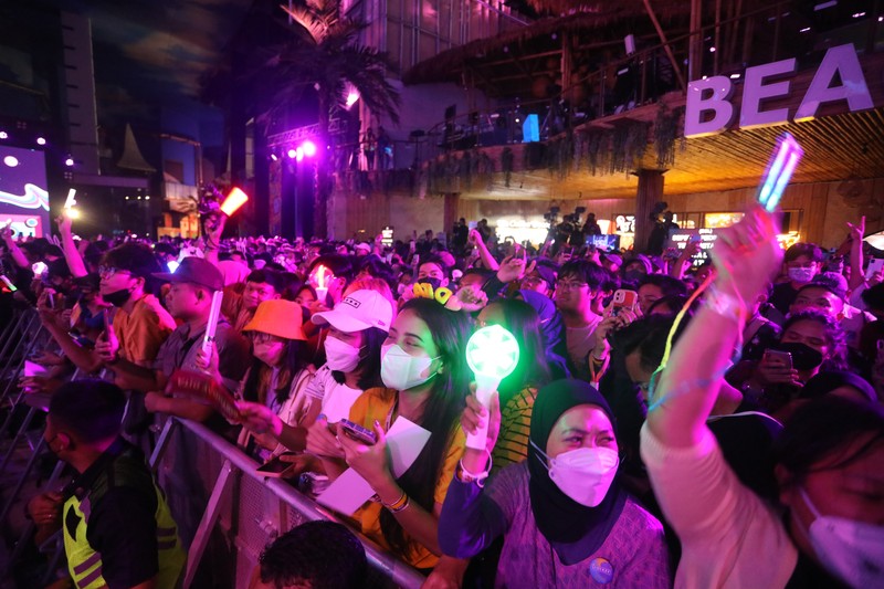 Grup Kpop Secret Number di acara ulang tahun Transmedia yang ke-21 di TSM Cibubur, Jakarta, Kamis (15/12/2022). (CNBC Indonesia/Andrean Kristianto)