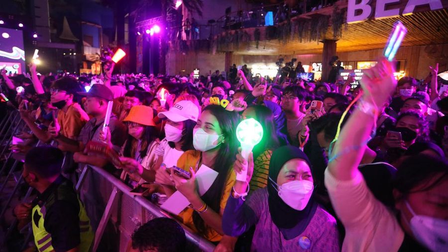 Grup Kpop Secret Number di acara ulang tahun Transmedia yang ke-21 di TSM Cibubur, Jakarta, Kamis (15/12/2022). (CNBC Indonesia/Andrean Kristianto)