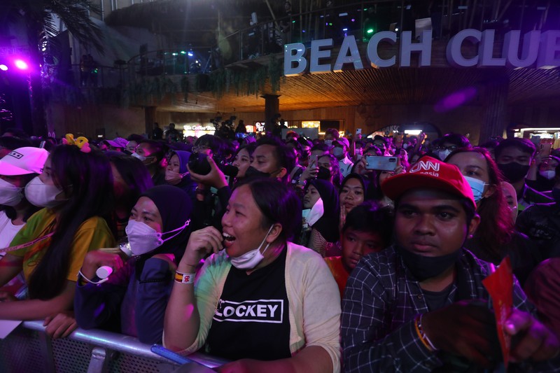 Grup Kpop Secret Number di acara ulang tahun Transmedia yang ke-21 di TSM Cibubur, Jakarta, Kamis (15/12/2022). (CNBC Indonesia/Andrean Kristianto)
