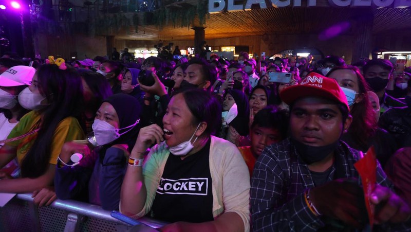 Grup Kpop Secret Number di acara ulang tahun Transmedia yang ke-21 di TSM Cibubur, Jakarta, Kamis (15/12/2022). (CNBC Indonesia/Andrean Kristianto)